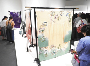 歴史に残る女性たちに着せてみたいと華やかな創作刺しゅうを施した振り袖が並ぶコーナー＝名古屋・栄の松坂屋美術館で