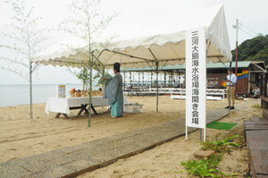 海開きに合わせて東浜で営まれた平穏祈願祭＝蒲郡市の三河大島で