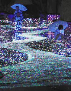 色とりどりの石が輝き幻想的に浮かび上がった遊歩道＝中津川市のストーンミュージアム博石館で