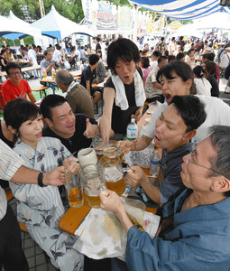 名古屋オクトーバーフェストで乾杯する人たち＝名古屋・栄の久屋大通公園で