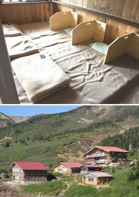 （上）ベッドに設置された木製の簡易間仕切り　（下）山荘は幅広い世代の人たちが利用している＝いずれも白山の白山南竜山荘で