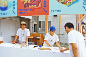 浜茶屋で接客する学生たち＝高浜町和田の若狭和田海水浴場で