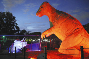 恐竜のオブジェもライトアップされている＝名古屋市千種区の東山動植物園で