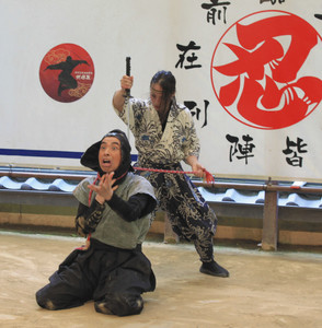 忍者実演ショーでは、刀やひもを使った忍者同士の戦いなどを見せてくれる＝三重県伊賀市の伊賀流忍者博物館で