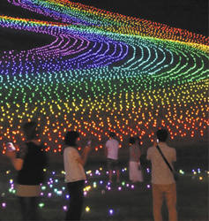 虹のかけはしを写真に収める来場者たち＝富山市山田小谷の牛岳温泉スキー場で