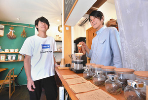 自家焙煎のこだわりのコーヒーを入れる恩田聡一郎さん（右）と大野智稀さん＝金沢市新竪町で