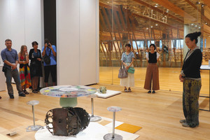 自作のガラス作品について説明する富山ガラス造形研究所の生徒たち＝富山市ガラス美術館で