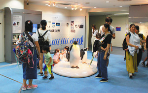 家族連れでにぎわう「ペンギン情報コーナー」＝名古屋市港区の名古屋港水族館で
