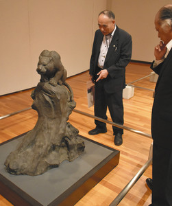 展示の中で唯一、写真撮影ができる「岩上双虎置物」＝高岡市美術館で
