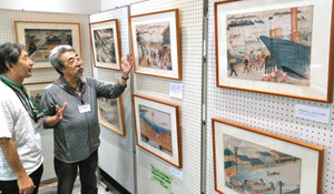 見つかった絵を前に、１３号台風の被害について話す大美さん（右）ら＝西尾市の一色学びの館で
