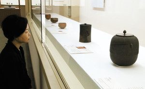 江戸時代から現代までの大樋焼や寒雉釜など茶道具を並べた特別展＝金沢市中村記念美術館で