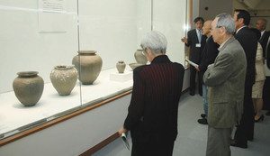 展示された珠洲焼を鑑賞する来館者ら＝珠洲市珠洲焼資料館で