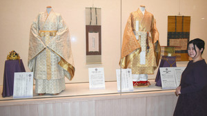 聖武天皇と光明皇后をイメージして創作された衣装。左側が初展示の光明皇后の衣装＝高岡市万葉歴史館で