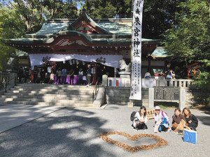本殿にお参りする人、ハートマークの近くで写真撮影する人たち＝静岡県熱海市の来宮神社で