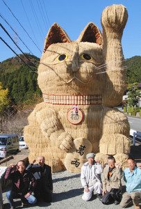 多くの人に訪れてほしいと願いを込めて住民が自作した招き猫＝松阪市飯南町下仁柿で
