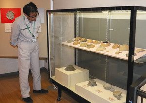 松本地域の遺跡から出土した土器や陶器が並ぶ会場＝松本市の市立考古博物館で