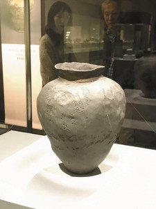 県文化財の「珠洲秋草文壺」。手前にしだれ柳が大きく描かれている。王朝文化のつながりが提示されている＝県立歴史博物館で