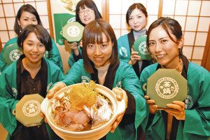 緑色のだしが特徴の茶鍋と静岡茶ガールプロジェクトリーダーの岩崎美咲さん（前列中央）ら＝静岡市葵区で