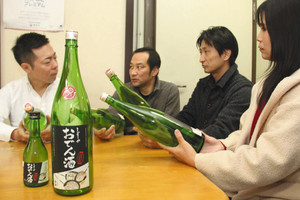 静岡おでんに合う酒として完成した「しぞーかおでん酒」＝静岡市駿河区で