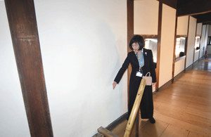 しっくいを塗り直した工事後の２階階段脇を確かめる成瀬理事長＝犬山市犬山の国宝犬山城で