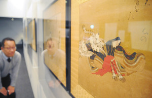 岩佐又兵衛の描いた「三十六歌仙図」の小野小町（右）。波打つような官能的な表現が特徴だ＝福井市の県立美術館で