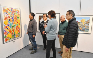 さまざまな技法で表現した版画作品が並ぶ会場＝浜松市中区のクリエート浜松で