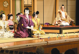 おひねりが飛び交った美濃歌舞伎保存会の舞台＝岐阜市学園町のぎふ清流文化プラザで