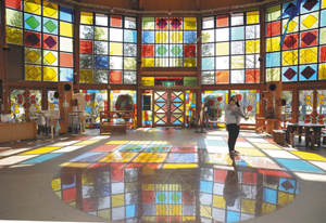 ステンドグラス風の窓の光が床にも反射する幻想的な「このはな彩！」＝東浦町於大公園で