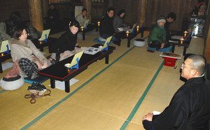 本堂で座り方を学ぶ瞑想体験の参加者＝小浜市門前の明通寺で