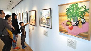 中学生による多彩な作品が並ぶ会場＝射水市大島絵本館で