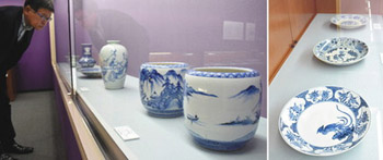（左）染付の技法で作られた九谷焼が並んだ会場（右）鮮やかな青色が美しい九谷焼の作品＝いずれも能美市九谷焼資料館で