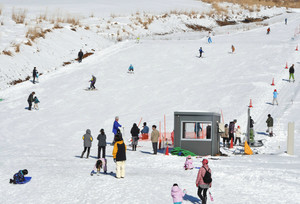 冬季営業のオープンを迎えスキー客でにぎわうゲレンデ＝大野市六呂師高原スキーパークで