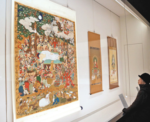 丁寧に描かれた藤野さん作の仏画が並ぶ会場＝東近江市の観峰館で