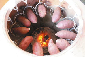 つぼの内部の温度は２００度。芋を熱源と離して蒸し焼きにするため、水分が飛んだり、皮の近くが焦げたりしない