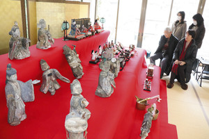 木彫りの管弦人形とひな人形が並ぶ特別展＝加賀市山中温泉下谷町で