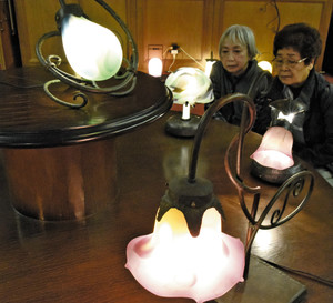 優しい光を放つ吹きガラスのランプ＝御前崎市の静岡カントリー浜岡コース＆ホテルで