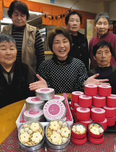 発売した「おやべ桜塩クッキー」をＰＲする瀬戸洋子さん（中）と八重楽の会メンバー＝小矢部市石動町で
