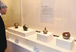 鹿島一谷氏の作品（右側２点）と鹿島和生氏の作品（左側２点）が並ぶ展示＝高岡市美術館で