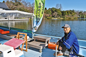 遊覧船の春季運航の魅力を説明する船頭の坂林時雄さん＝高岡市古城で
