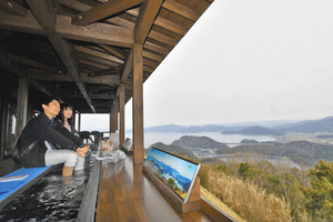 屋根付きで天候を気にせず、足湯を楽しみながら日本海や三方五湖を一望できる美浜テラス＝レインボーライン山頂公園で