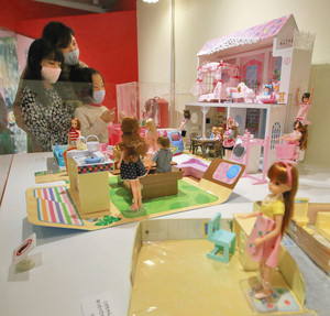 着せ替え人形「リカちゃん」を紹介する展示＝磐田市の香りの博物館で