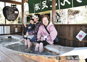 天龍峡の景色を楽しみながらのんびりできる「りんご足湯」＝飯田市の天龍峡で
