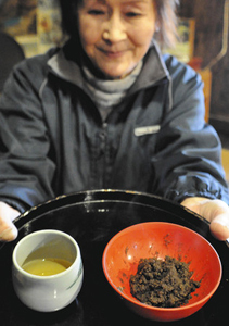 試食・試飲体験をしているカマシイリコ（右）とネブ茶＝白山市白峰の県白山ろく民俗資料館で