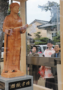 建屋に納められている「瀬織津姫」の木彫りの像＝射水市八幡町で