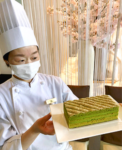 商品化したケーキ「ＣＨＡＢＡＴＡＫＥ」をＰＲする宮川智子さん＝掛川市の掛川グランドホテルで