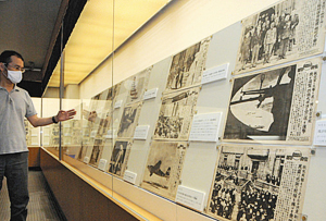 戦時中に発行された「同盟写真特報」が並ぶ会場＝蒲郡市博物館で
