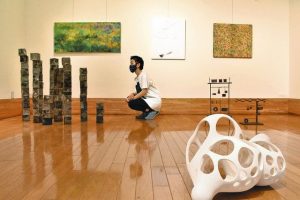 抽象的なオブジェや絵画が展示されている会場＝愛荘町の愛知川駅構内にある「るーぶる愛知川」で