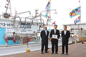 富山湾しろえび俱楽部を発足した（左から）野口和宏さん、松本隆司さん、縄井恒さん＝射水市の新湊漁港で