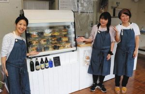 「カフェ　エントラーダ」を運営する（左から）森さん、横山さん、小掠さん＝志摩市阿児町神明で
