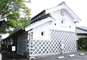 移転オープンする日本ラジオ博物館＝いずれも松本市筑摩で